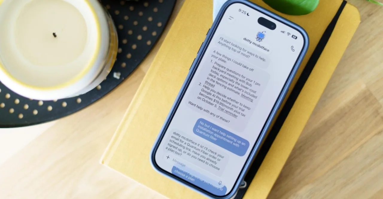 Tela de computador exibindo a interface do OpenAI Dots com chat corporativo e ícone de pedido de comida