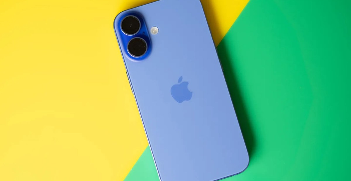 iPhone com ícone da Siri, logo da Apple e um martelo de juiz ao fundo, simbolizando o acordo de US$250 mi