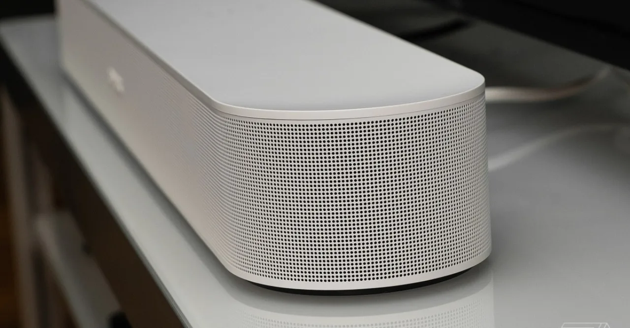 Soundbar Sonos Beam Gen 2 em destaque ao lado do logo da marca, com selo de R$140 de desconto no Prime Day
