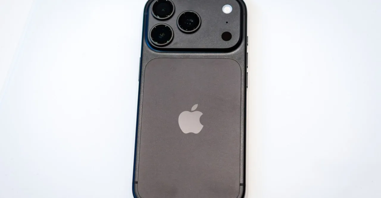 iPhone 18 Pro preto exibido em fundo neutro, destacando o design elegante e o logotipo da Apple