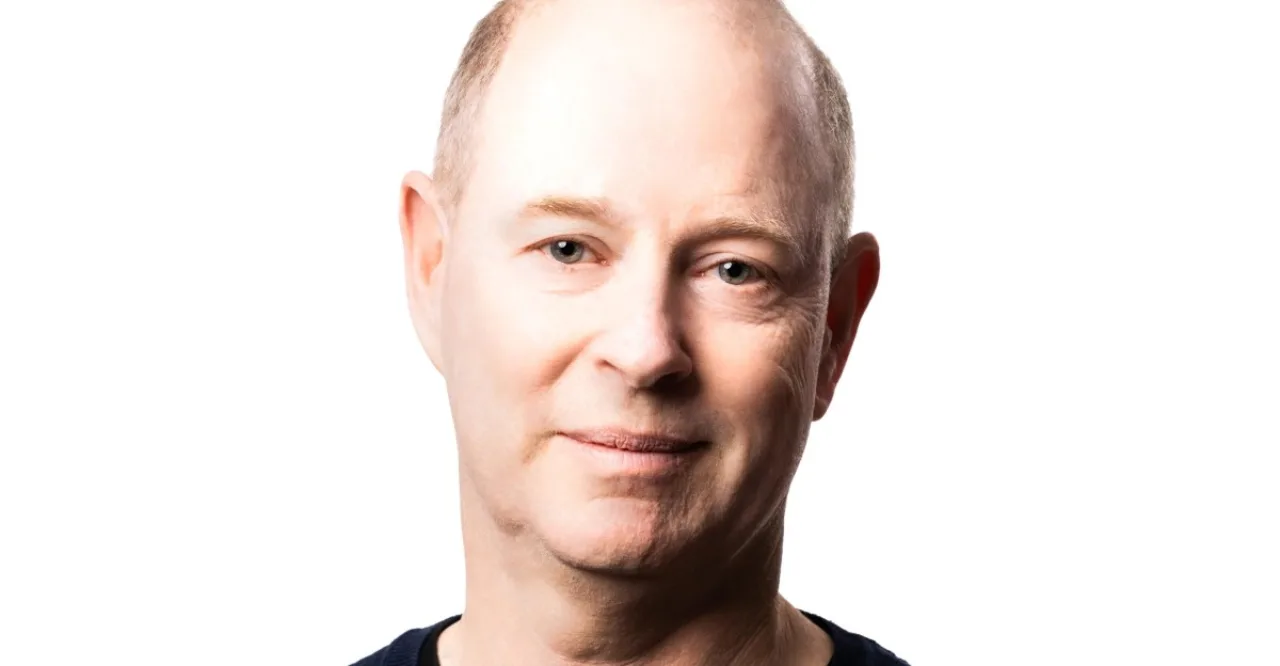 Frank Shaw, ex‑chief communications da Microsoft, aparece em retrato corporativo ao lado do logotipo da empresa