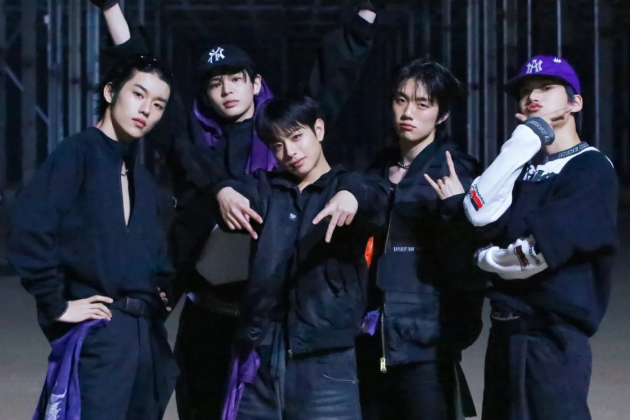 Seis membros de EVNNE posam em fundo neon com o logo “on: our noise” e um calendário de teasers ao lado