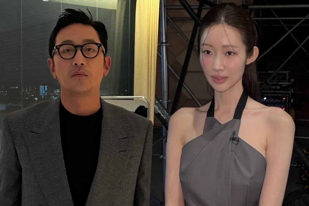 Ha Jung Woo e Cha Jung Won aparecem de terno e vestido, sorrindo, ao lado de um convite de casamento