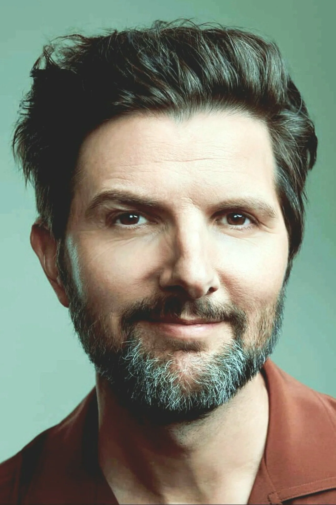 Imagem de Adam Scott — Hulu adiciona filme de horror Hokum com Adam Scott