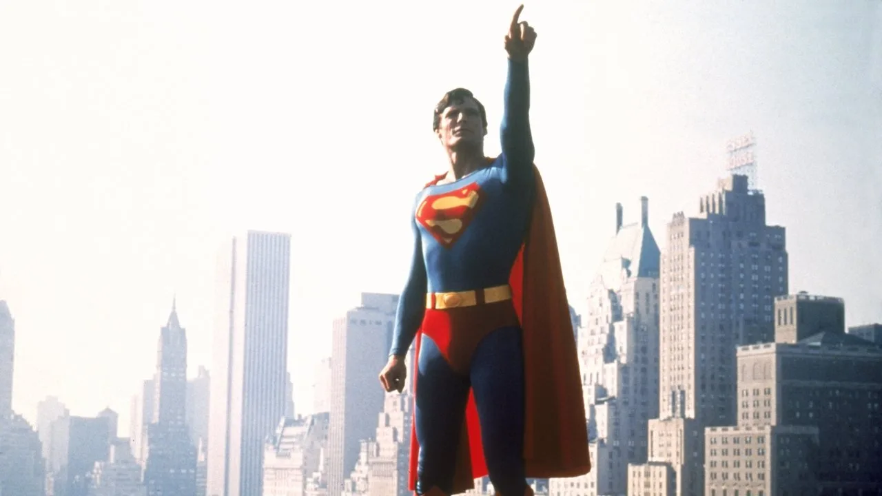 Imagem de Christopher Reeve — Christopher Reeve dormindo no set de Superman: o que a foto revela sob