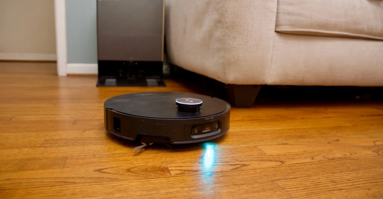 Robô aspirador híbrido ao lado do logo Prime Day da Amazon, exibindo seu design compacto e escova giratória