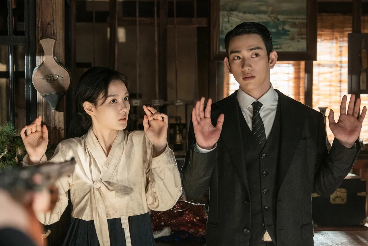 Policiais armados invadem a loja de penhores, apontando armas para Lee Ga‑Kyeong e Sato Hideo, em cena tensa do ep. 3