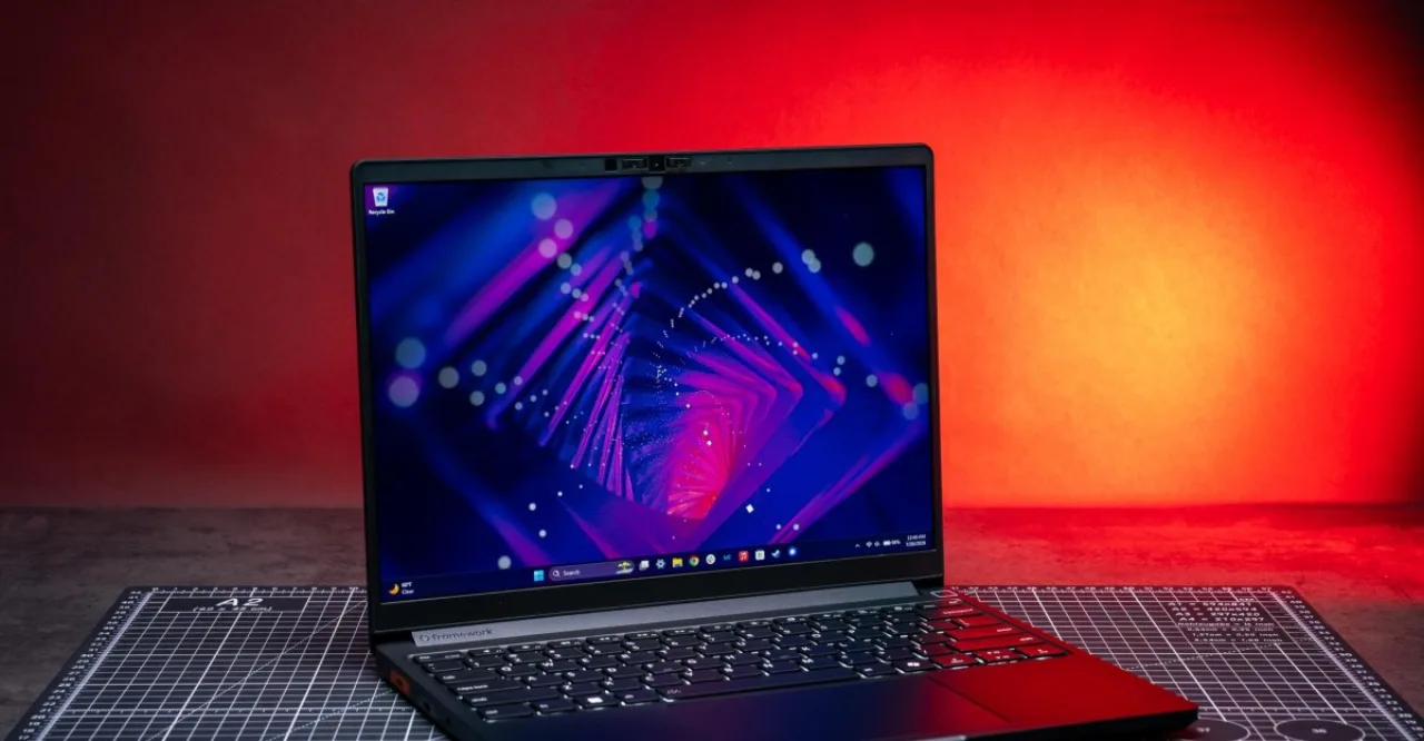 Laptop Framework 13 Pro aberto, exibindo slots de RAM com módulos Micron de 32 GB e 64 GB ao lado do logo da empresa