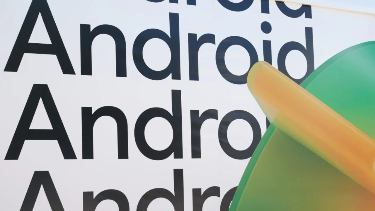 Smartphone sobre uma mesa ao lado de um cadeado digital, simbolizando proteção contra fraudes de IA em chamadas