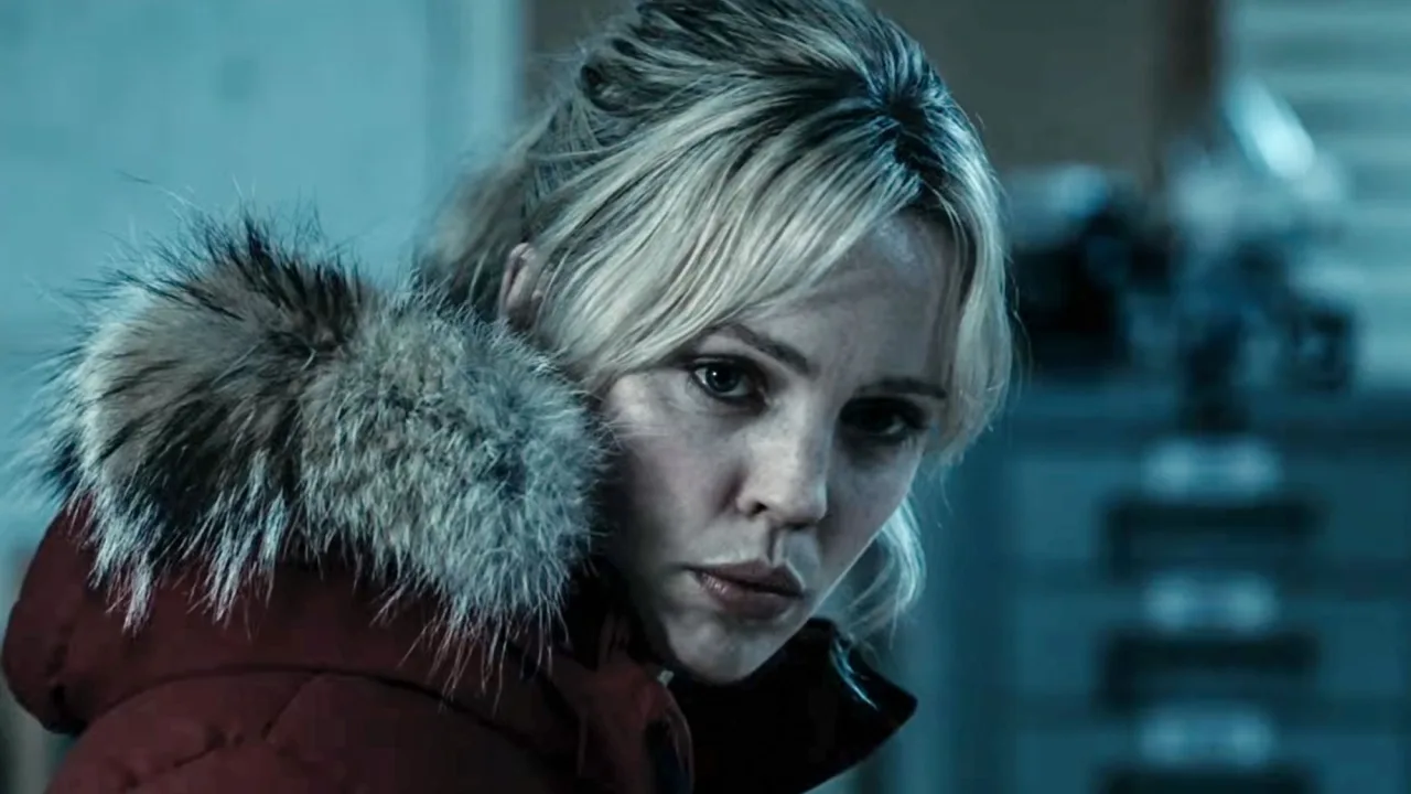 Poster do filme 30 Days of Night mostra a cidade de Barrow coberta de neve sob a lua, com vampiros emergindo