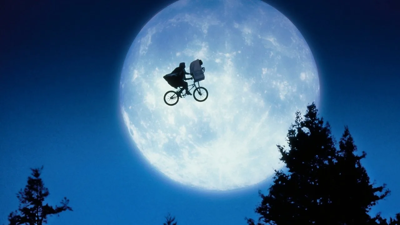 Imagem de E.T. the Extra-Terrestrial — E.T., DeLorean e Alien Queen: 3 filmes sci‑fi dos anos 80 que ainda im