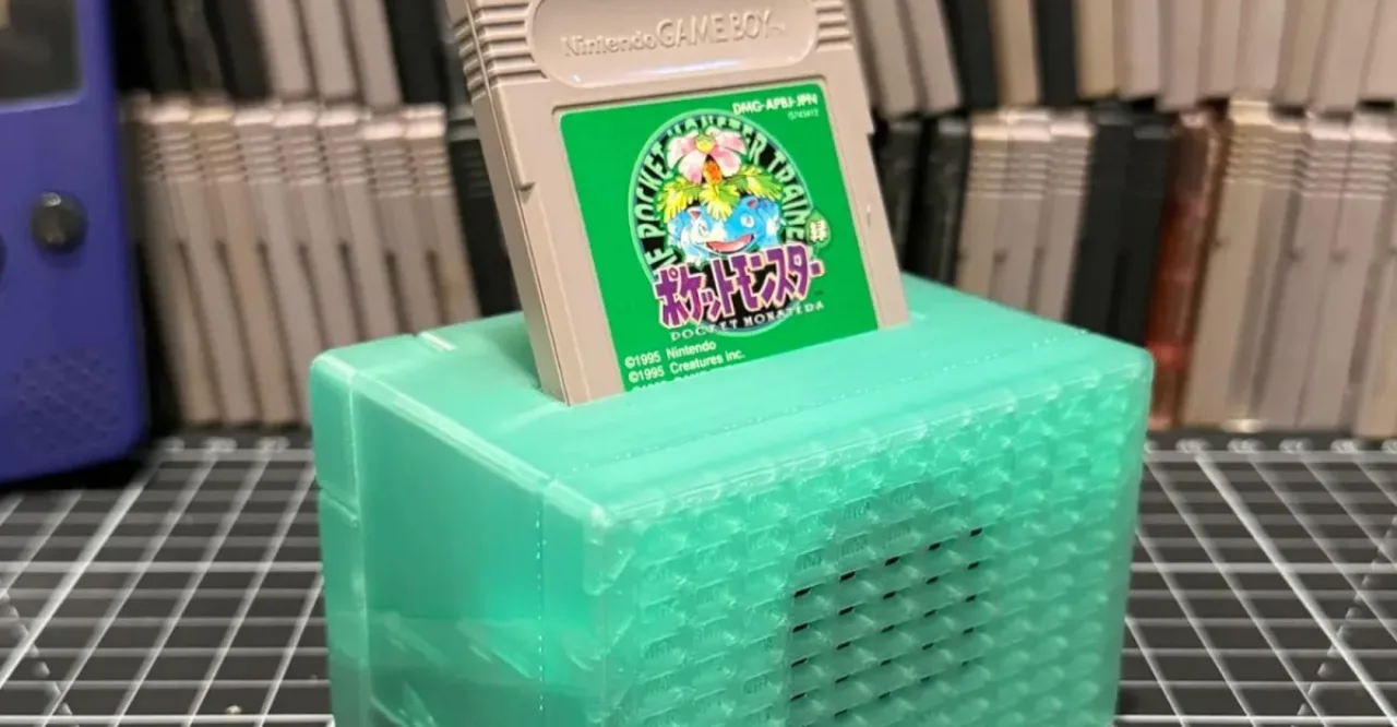 Retro Song Bird com cartucho de Game Boy inserido, exibindo seu pequeno alto‑falante e design retro futurista