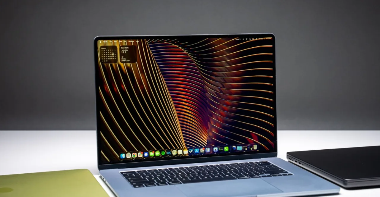 MacBook Air M5 de 13” aberto, mostrando a tampa prateada com logo da Apple ao lado do selo da Amazon Prime