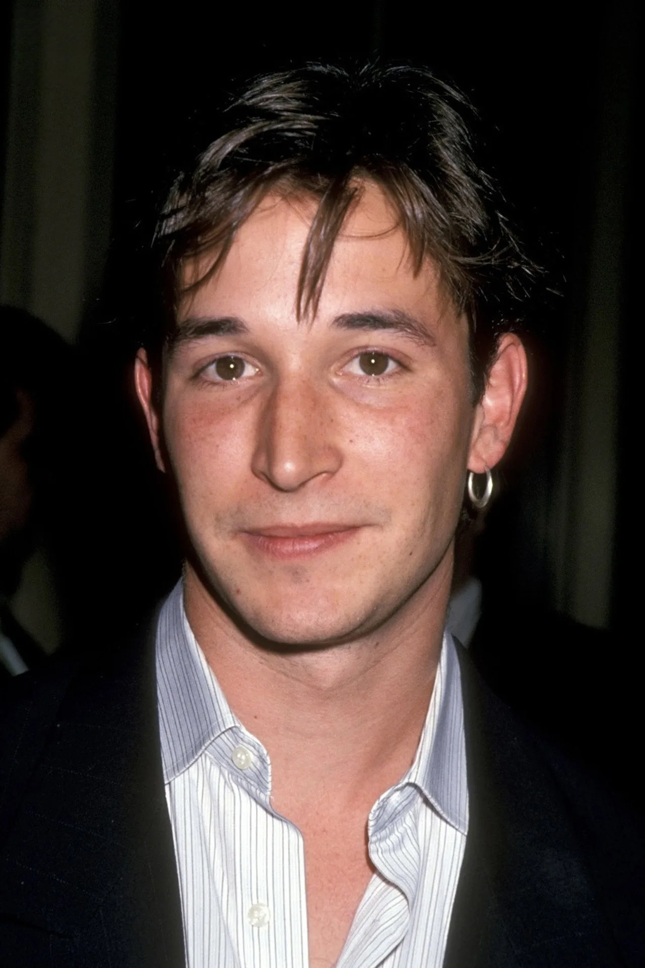 Imagem de Noah Wyle — Noah Wyle evita set de The Pitt durante participacao da esposa Sara