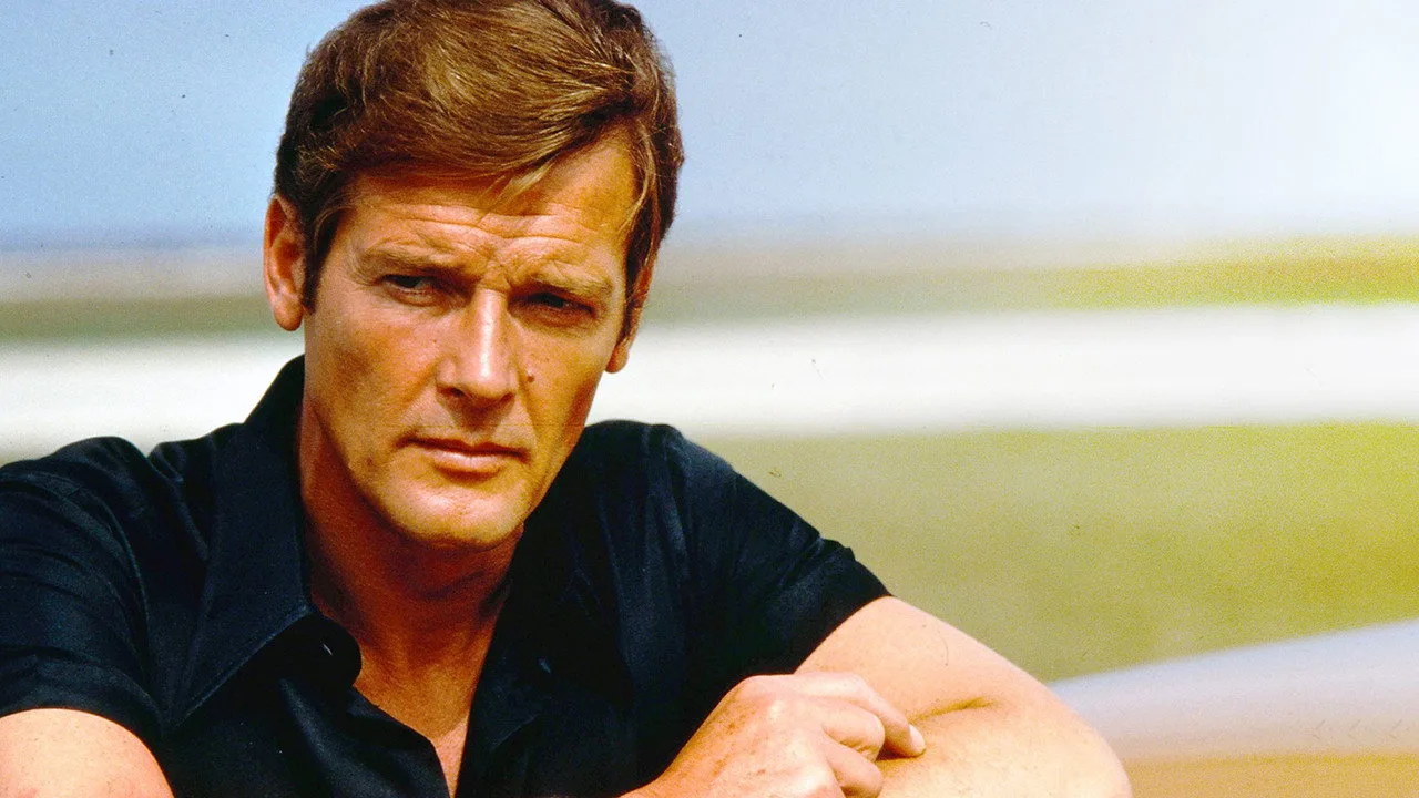 Imagem de Roger Moore — Roger Moore aparece em Alias como agente secreto em episódio único