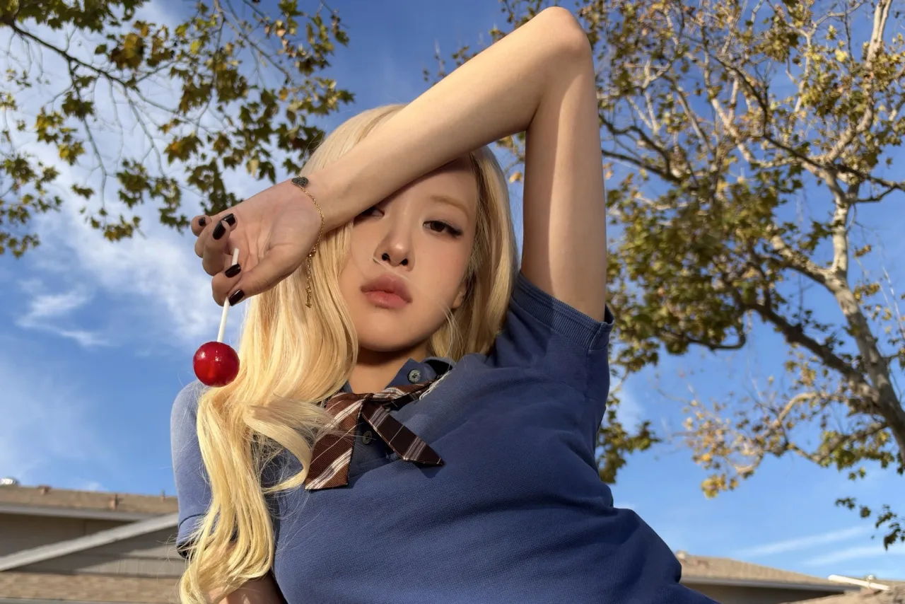 Rosé da BLACKPINK cantando no palco da LACMA Art+Film Gala 2026, com iluminação azul e logo da Gucci ao fundo