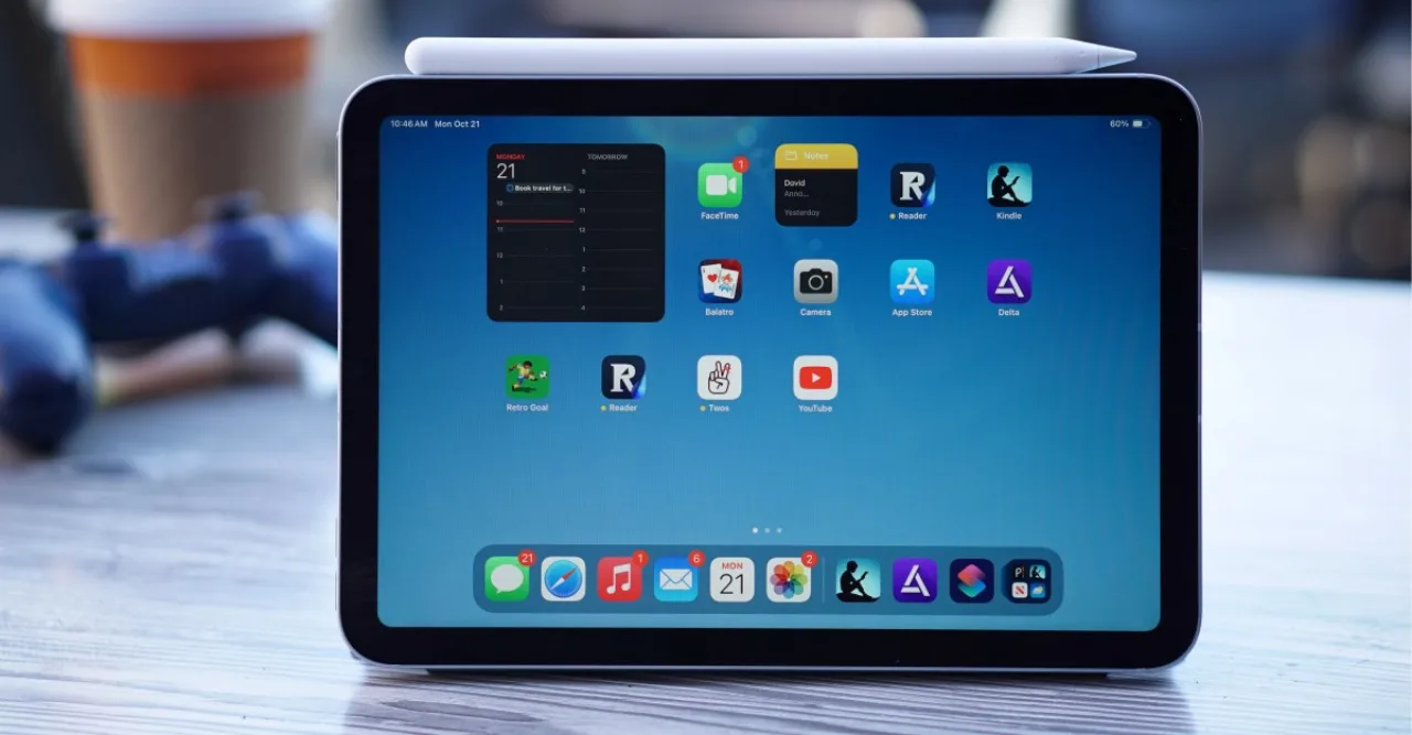 iPad Mini exibindo a tela com logo da Apple ao lado de selo vermelho ‘Prime Day – R$100 de desconto’ da Amazon