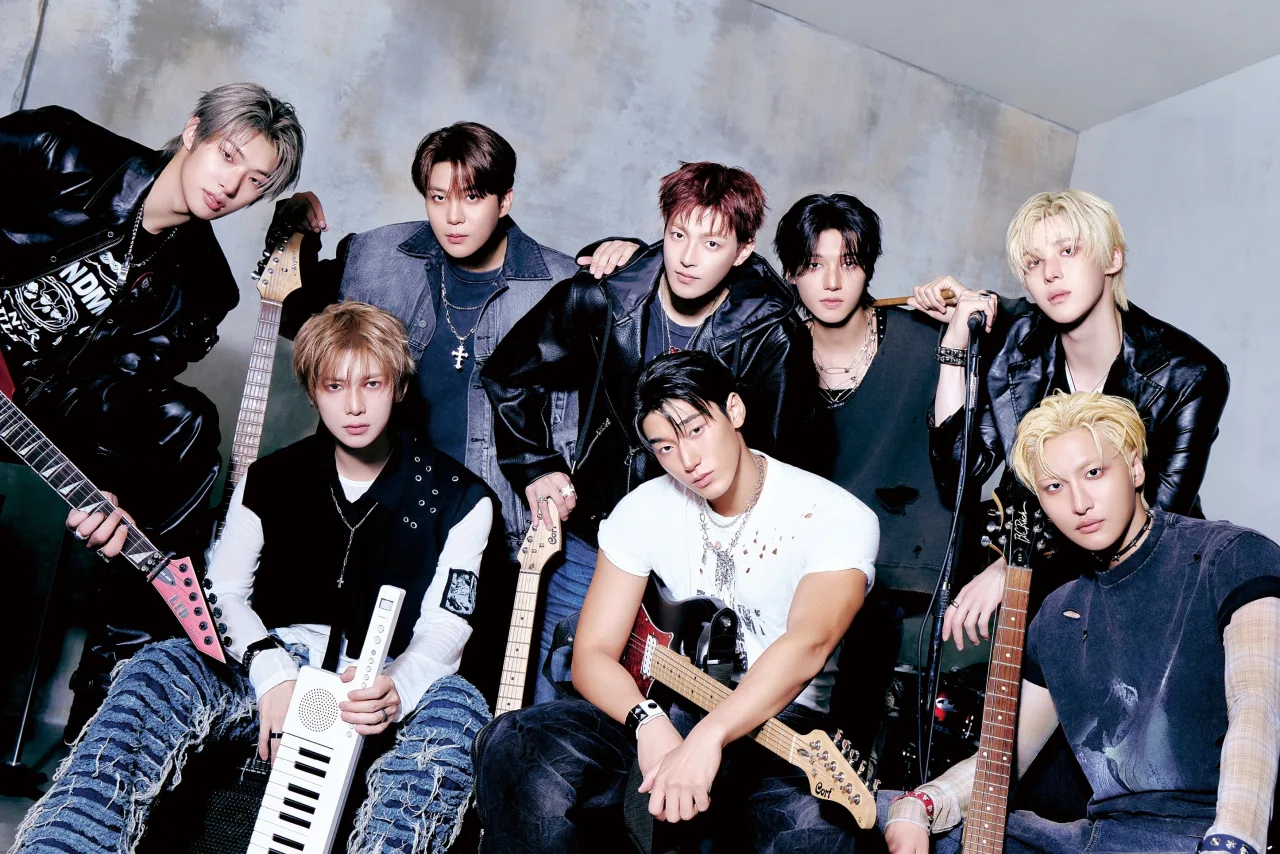 Membros do ATEEZ posam em sombras com o logo “CRASH TO BEGIN” e a tipografia do EP “GOLDEN HOUR : Part.6” ao fundo