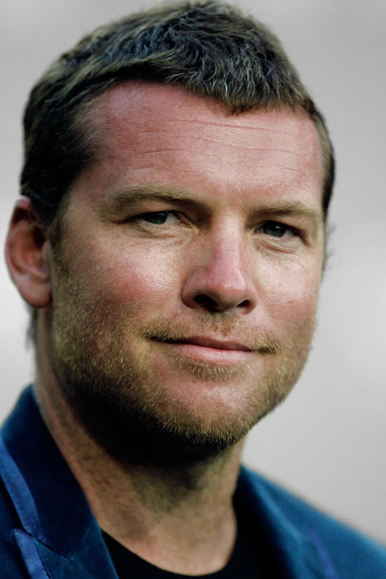 Imagem de Sam Worthington — Britt Lower em I Will Find You: da comédia ao thriller da Netflix