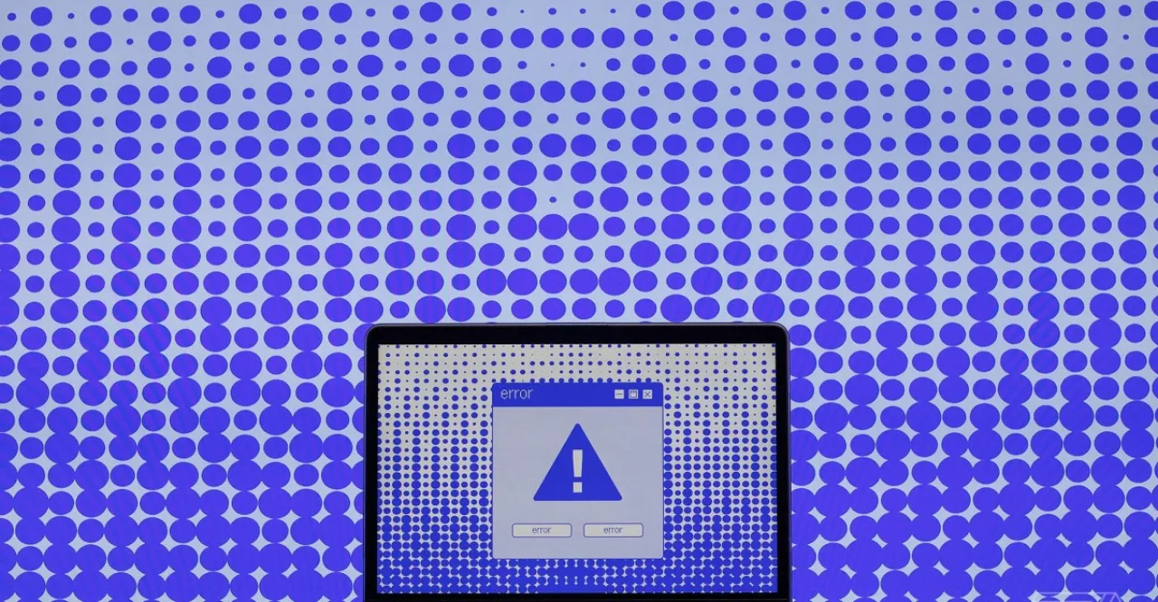 Logotipo da Anthropic cercado por ícones de smart‑TV, assistente de voz e termostato, ligados por linhas de código binário