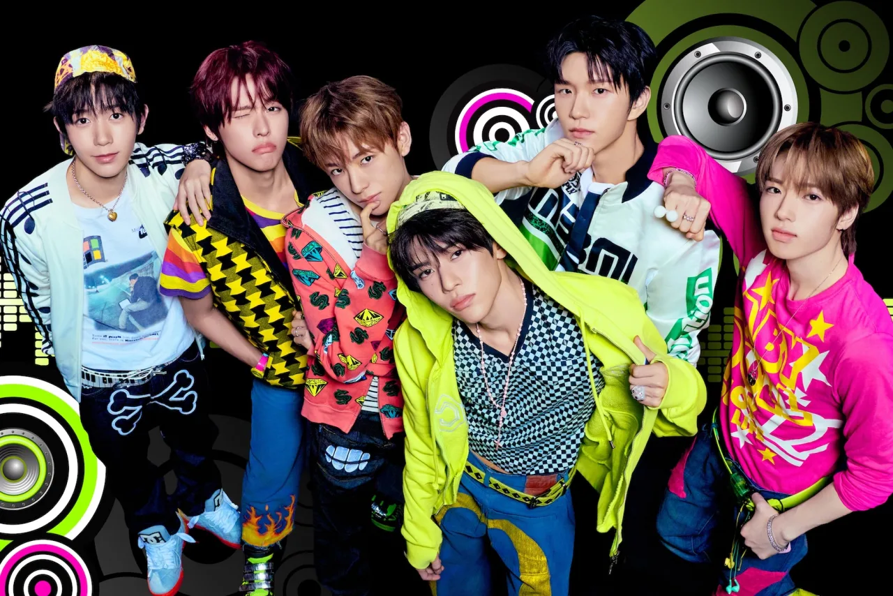 Membros do NCT WISH posam em trajes futuristas ao lado do logo da turnê “INTO THE WISH” iluminado