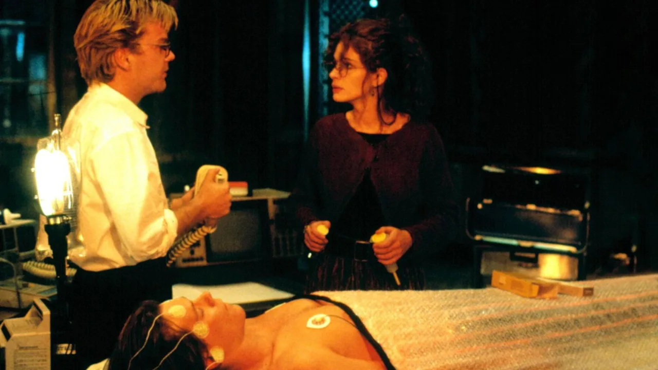 Imagem ilustrativa: Flatliners (1990) vs 2017: o que muda ao assistir grátis no Tubi?