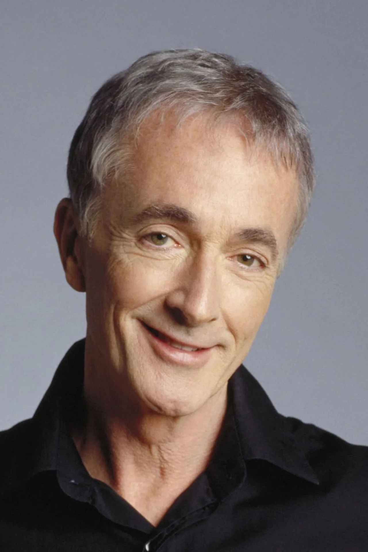 Imagem de Anthony Daniels — Anthony Daniels mantém recorde histórico em The Mandalorian & Grogu