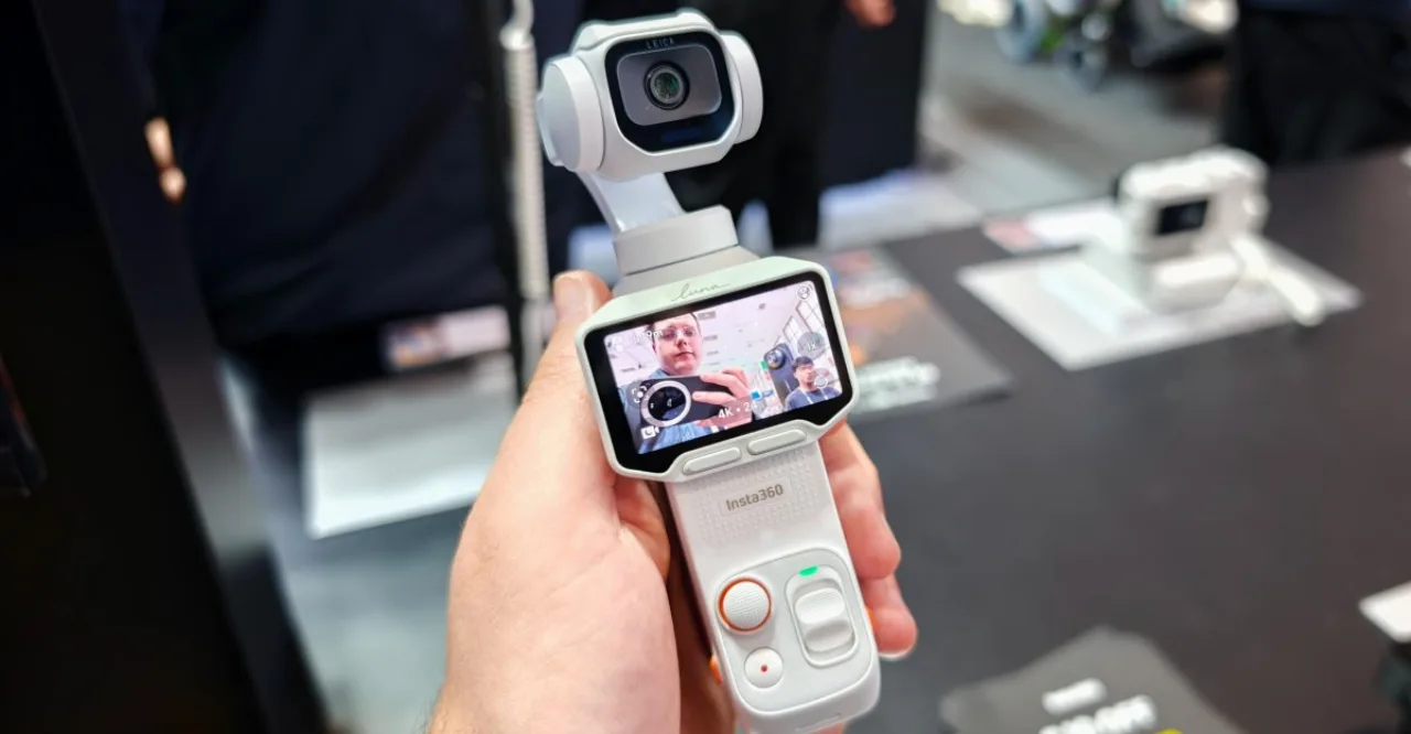 Câmera compacta Insta360 com lente única, exibida ao lado de um smartphone e o logotipo da marca em fundo escuro