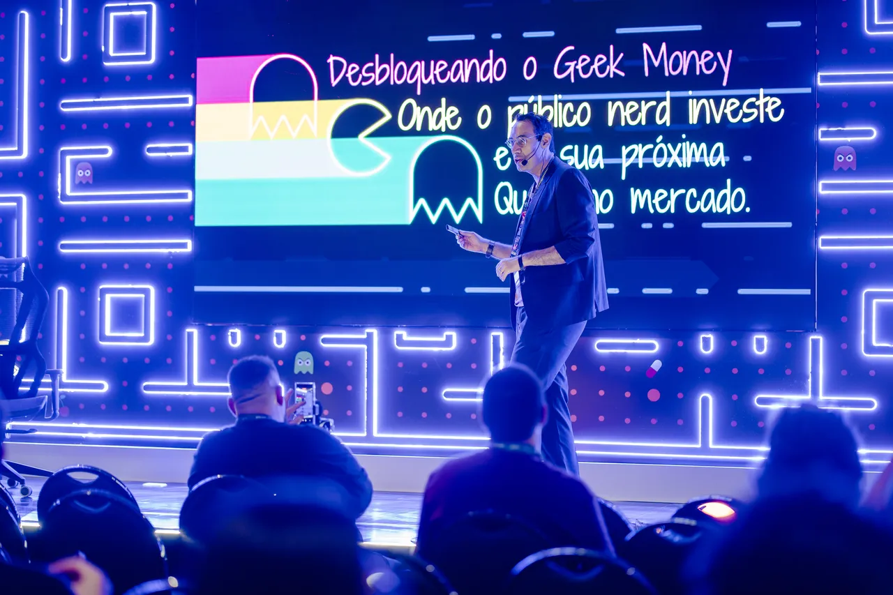 Rodrigo Selback no palco apresentando a palestra Geek Money