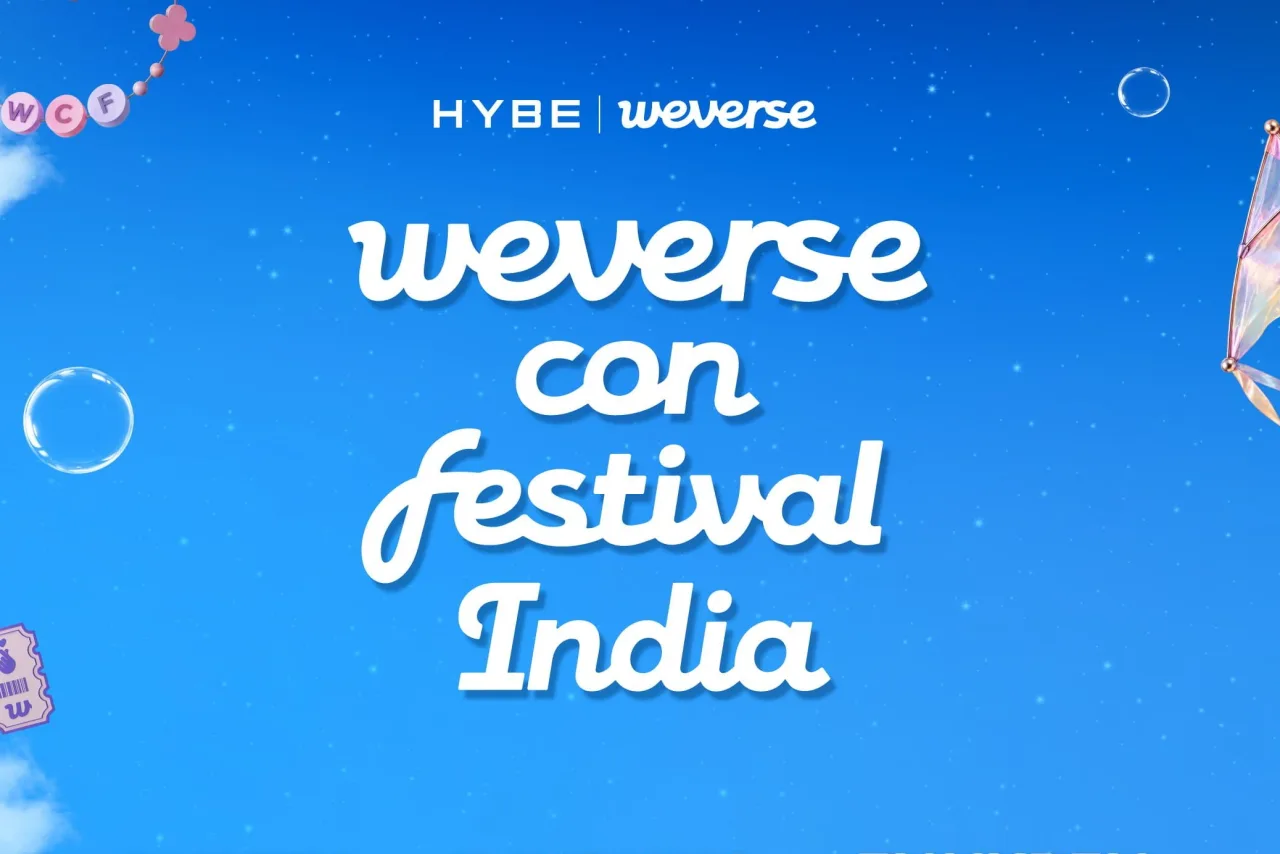 Banner do Weverse Con India com logo da HYBE, silhuetas de idols K‑pop e contorno da Torre Qutub em Delhi