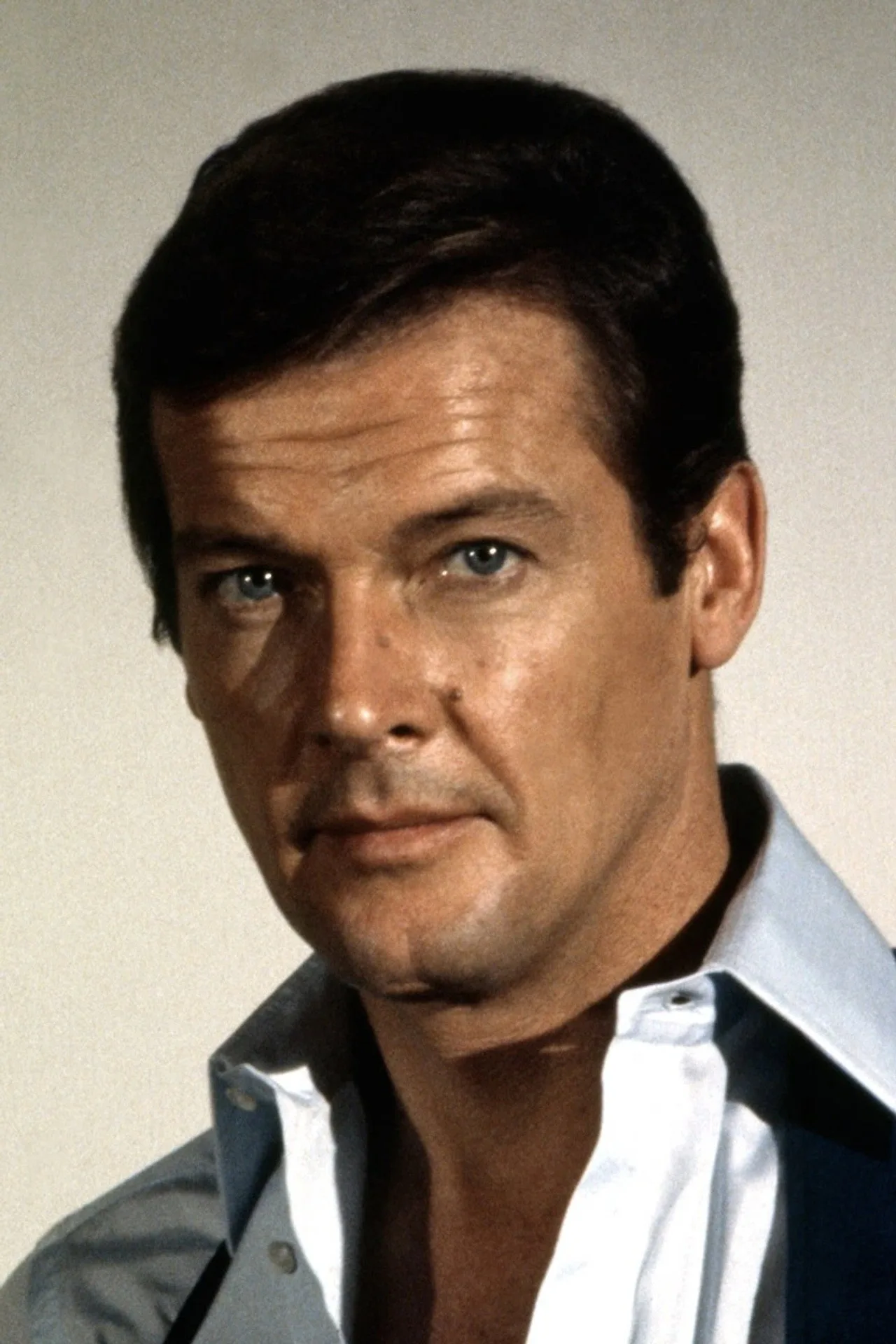 Imagem de Roger Moore — Roger Moore faz participação em Alias de J.J. Abrams como agente secre