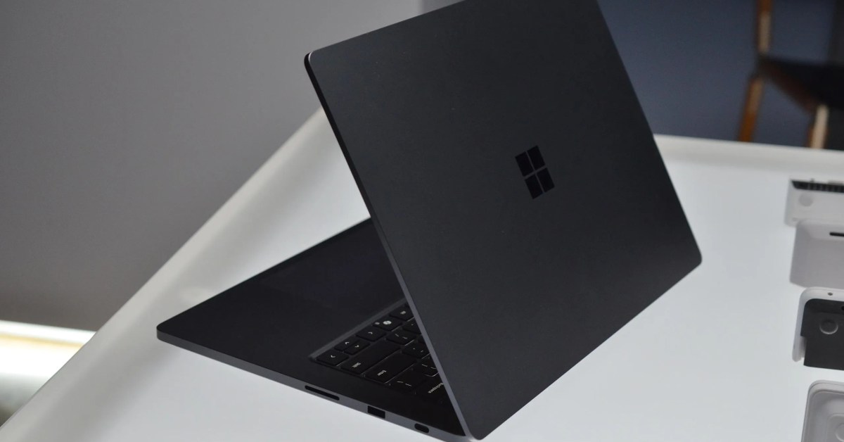 Surface Laptop Ultra aberto sobre mesa, exibindo a tela com o logo da Nvidia RTX Spark e o selo da Microsoft