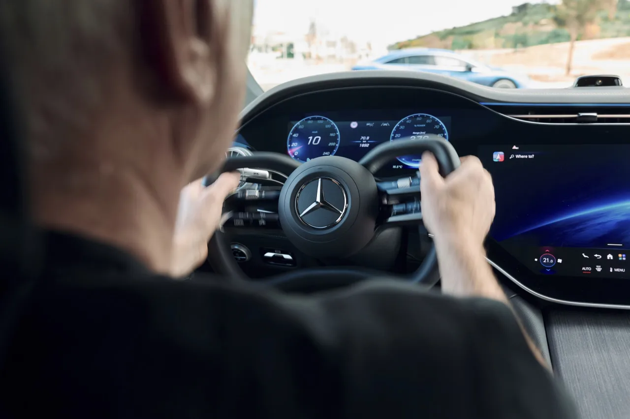 Imagem ilustrativa: Adeus, volante convencional: Mercedes EQS aposta em direção eletrônica e formato futurista de manche