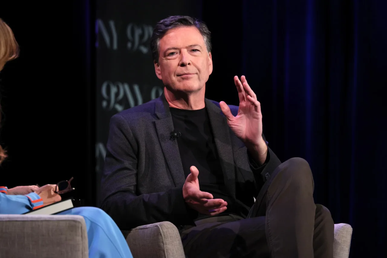Imagem ilustrativa: Foto de concha no Instagram leva James Comey a enfrentar acusação de ameaça contra Trump
