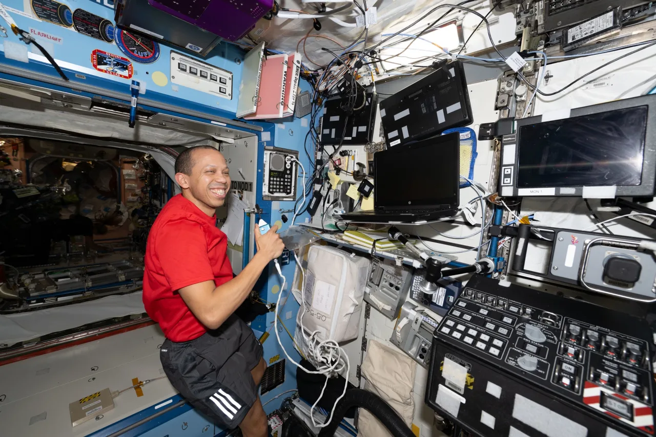 Imagem ilustrativa: Adeus, velharia: astronautas da ISS ganham notebooks de última geração