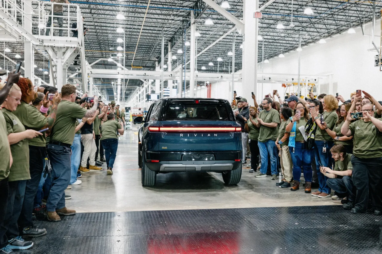 Imagem ilustrativa: Rivian acelera produção do R2 enquanto receita dispara no mercado
