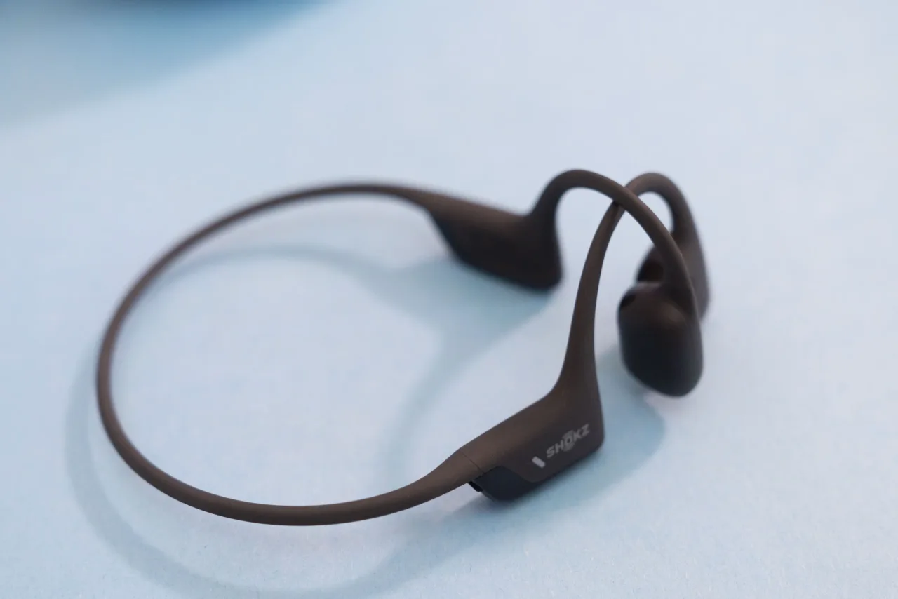 Imagem ilustrativa: Fones Shokz OpenRun Pro 2 com graves potentes estão com desconto especial de Dia das Mães